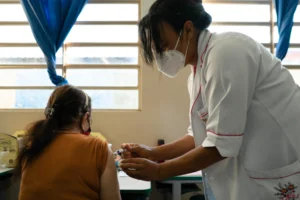 Instituto Butantan recruta voluntários com 60 anos ou mais para ensaio clínico de nova vacina contra gripe em idosos