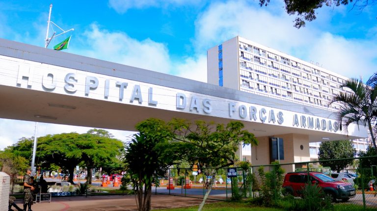 Fachada de um hospital branco com o letreiro Hospital das Forças Armadas