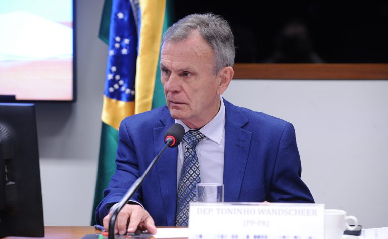 Deputado Toninho Wandscheer fala ao microfone