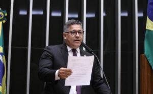 Deputado diz que negacionismo reduziu cobertura vacinal no país; ouça a entrevista