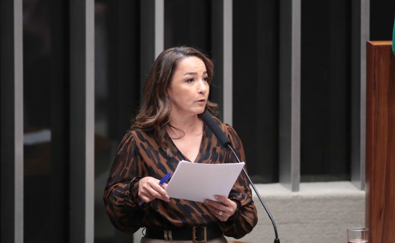 Deputada Professora Marcivania fala ao microfone