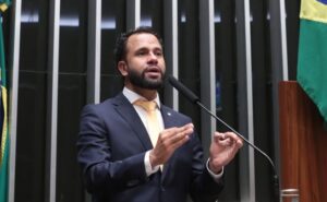 Deputado defende mais recursos para saúde mental e critica comunidades terapêuticas; ouça a entrevista