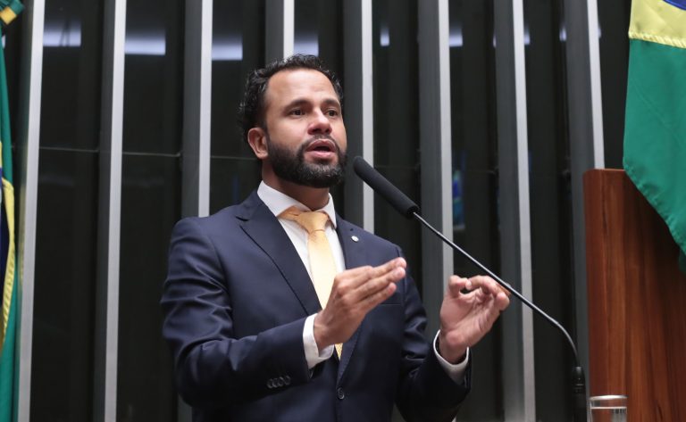Deputado Pastor Henrique Vieira fala ao microfone