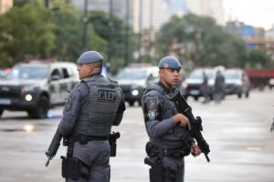 Polícia Militar realiza operação com 900 policiais para combater roubos e tráfico na capital paulista
