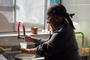 Após décadas sem infraestrutura básica, Vila São Francisco, em Poá, começa a receber água tratada e coleta de esgoto