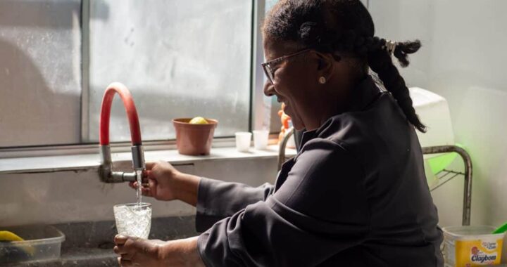 Após décadas sem infraestrutura básica, Vila São Francisco, em Poá, começa a receber água tratada e coleta de esgoto