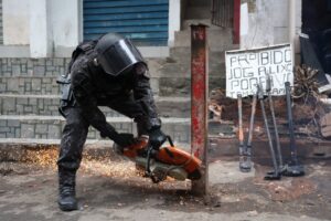 Polícia Militar realiza operação em Paraisópolis e retira barreiras irregulares