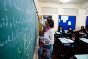 Relatório sobre novo piso dos professores será apresentado em comissão mista nesta terça