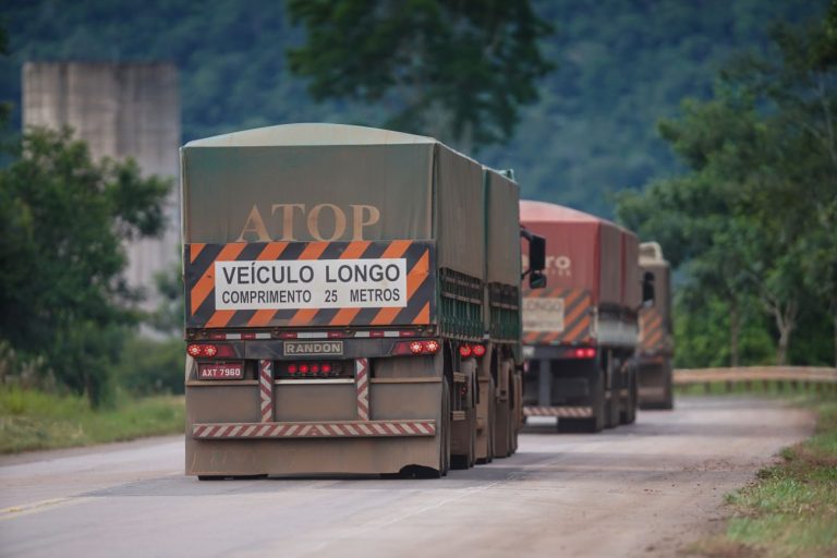 Caminhões trafegam em rodovia
