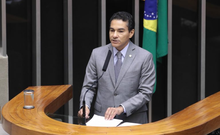 Marcos Pereira discursa no plenário