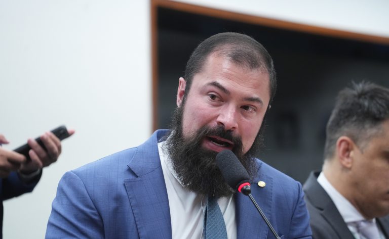 Deputado Delegado Paulo Bilynskyj (PL-SP) fala em comissão da Câmara dos Deputados