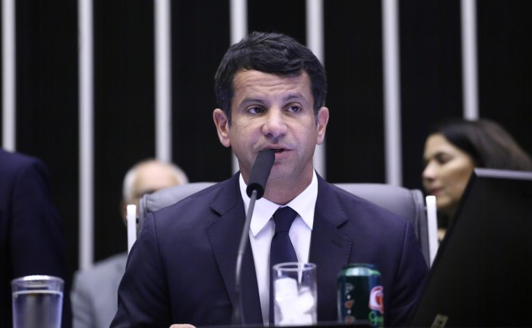 Deputado Doutor Luizinho (PP-RJ) fala no Plenário da Câmara dos Deputados