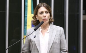 Comissão aprova proposta de internet obrigatória em voos com envio gratuito de mensagens de texto