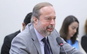 Ministro de Minas e Energia presta esclarecimentos sobre setor elétrico nesta terça