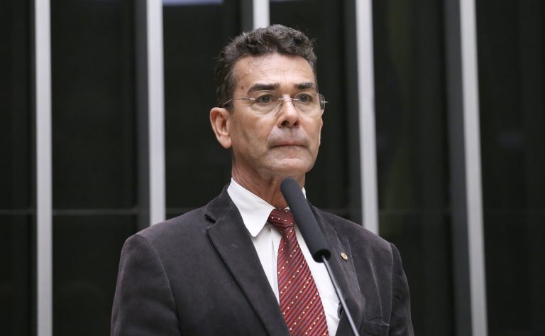 Deputado Padre João (PT-MG) no Plenário da Câmara dos Deputados