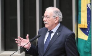 Comissão aprova projeto que obriga instalar desfibriladores em locais de grande circulação