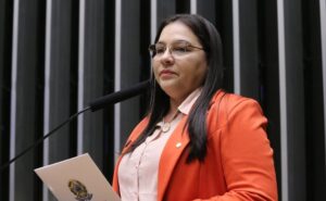 Comissão aprova projeto que proíbe crianças e adolescentes de divulgarem jogos de azar
