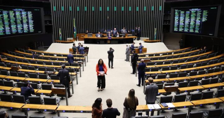 Deputados aprovam projeto que aumenta pena para militar que cometer estupro de vulnerável