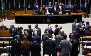 Câmara pode votar hoje projetos sobre crimes sexuais, fertilizantes e transporte público