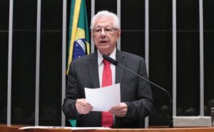 Base do governo critica Flávio por pedido a Vorcaro para financiar filme