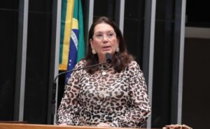 Câmara aprova aposentadoria compulsória aos 75 anos para empregados públicos