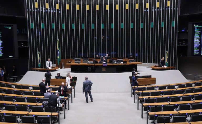 Discussão e votação de propostas legislativas. Dep.