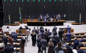 Câmara analisa projeto que submete ao Ministério da Agricultura normas sobre espécies animais e vegetais; acompanhe