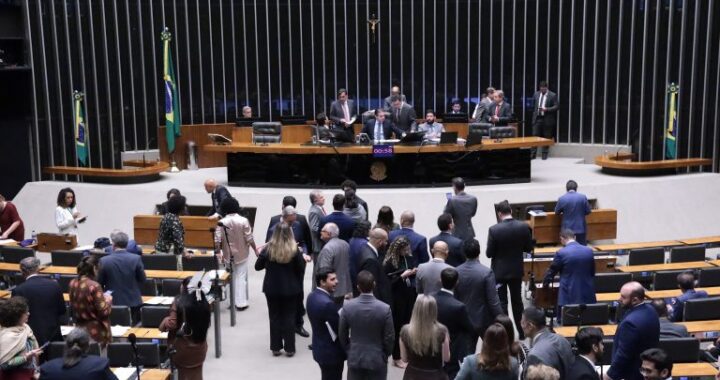 Câmara analisa projeto que submete ao Ministério da Agricultura normas sobre espécies animais e vegetais; acompanhe