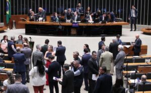 Deputados aprovam projeto que impede a fiscalização ambiental de adotar medidas cautelares; acompanhe