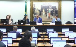 Relator conclui leitura de parecer favorável à redução da maioridade penal; votação é adiada