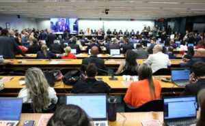 Comissão especial da escala 6×1 ouviu 4 mil pessoas, diz presidente