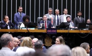 Câmara aprova em dois turnos fim da escala 6×1 com jornada máxima de 40 horas semanais