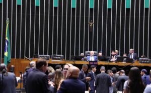 Plenário analisa PEC que estende imunidade tributária das igrejas a entidades associadas; acompanhe