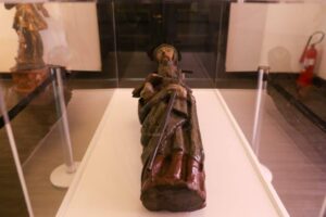 Palácio dos Bandeirantes expõe escultura de São Jerônimo restaurada