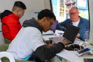 Moradores de Paraisópolis têm serviços de água e esgoto regularizados com atendimentos em van especializada 