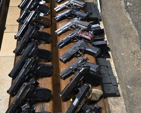 Mais de 30 armas são encontradas em fundo falso de carro em rodovia do interior de SP