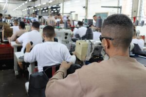 Governo de SP faz parceria para empregar reeducandos na produção de calçados de segurança