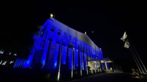 Palácio dos Bandeirantes recebe iluminação azul em apoio ao Dia Nacional de Controle da Asma