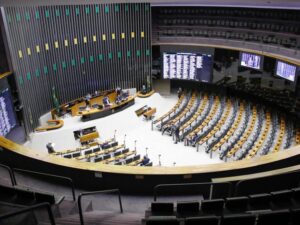 Câmara pode votar sistema de combate ao feminicídio e regras para conter preço de combustíveis