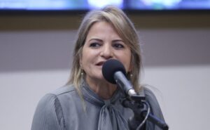 Comissão aprova política de apoio a cuidadores de idosos dependentes