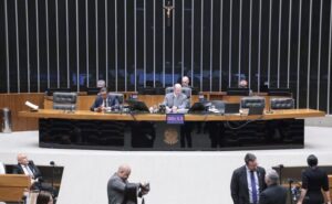 Deputados aprovam regime de urgência para 12 projetos; acompanhe