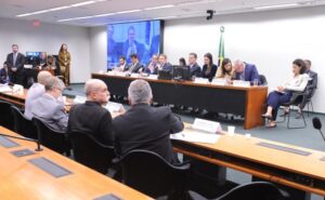 Comissão adia para esta quarta-feira a votação de proposta que reduz maioridade penal para 16 anos