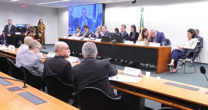 Comissão adia para esta quarta-feira a votação de proposta que reduz maioridade penal para 16 anos