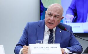 Pedido de vista adia votação da proposta que aumenta repasses federais para municípios