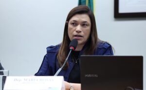 Comissão aprova mudanças do Senado em projeto que garante acesso de pessoa com deficiência a praia