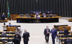 Deputados analisam projeto que inclui procuradorias Federal e do Banco Central na direção superior da AGU; acompanhe