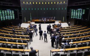Deputados analisam projeto que garante atestado para funcionário que acompanhar criança doente; acompanhe