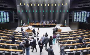 Câmara aprova dispensa de licitação para SUS comprar hemoderivados de empresa pública