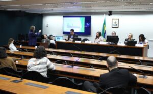 Especialistas debatem proposta que estabelece lotação máxima nas salas de aula