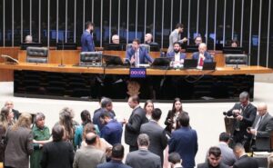 Câmara aprova regras para uso do símbolo da Cruz Vermelha em período de conflito armado